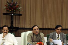 afp / this hand out picture released by the pakistan people's party shows asif ali zardari (c), co-chairman of the ruling pakistan people's party as he addresses the central (الفرنسية)