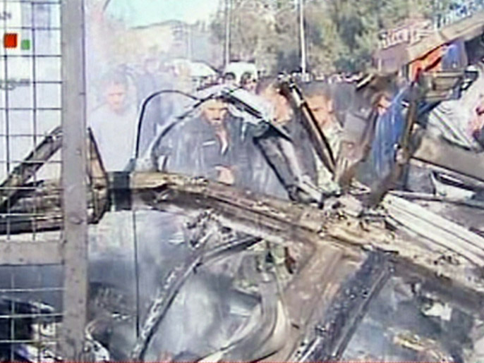 صورة بثها التلفزيون الحكومي لإحدى السيارات المدمرة في الانفجار(الفرنسية)