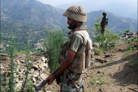 afp : Pakistani Army soldiers look on from a mountain during a patrol in the troubled area of Maidan in the district of Lower Dir on August 3, 2009. Pakistani fighter jets bombed Taliban hideouts and killed at least five militants near the Swat valley in the northwest of the country on August 3, officials said. The aircraft raided the town of Dok Darra near Swat, where Taliban militants first rebelled two years ago, after intelligence reports said a large number of militants gathered in the area, military spokesman Major Nasir Ali Khan said. AFP PHOTO/STR