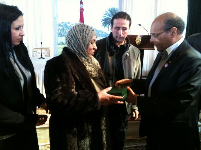 الرئيس التونسي لدى تكريمه لوالدة المدون التونسي زهير اليحياوي (الجزيرة نت)