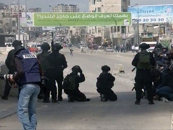 ‪مواجهات بين فلسطينيين وقوات الاحتلال قرب حاجز قلنديا شمال القدس المحتلة‬ (الجزيرة)
