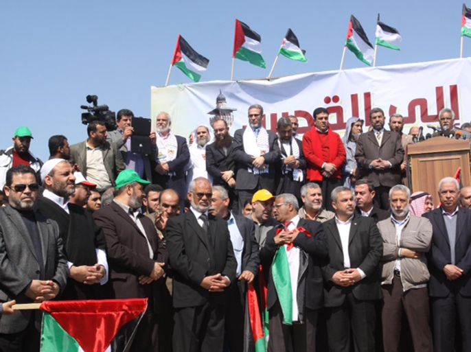 قيادات من حماس وفتح والقوى الأخرى تصطف إلى جانبها في المسيرة بغزة