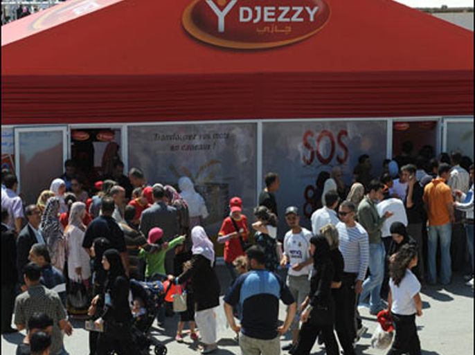 afp photo/algerian customers queue at the entrance of a "djezzy telecom" office during the 40th algerian international exhibition (safex) on june 12, 2008 in algiers. (الفرنسية)