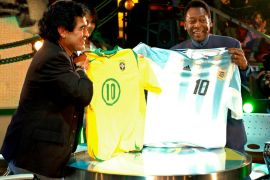 epa000504717 A handout photo of Argentinean former soccer star, Diego Maradona (L), holding a Brazilian national soccer team jersey as his Brazilian counterpart, Pele, displays an Argentinian one during the new TV Show "La Noche del Diez" (the night of the ten), conducted by the Argentinean soccer player and transmitted on Monday night 15 August 2005 by "Canal Trece" (channel 13) in Argentina. EPA/Canal Trece/HO
