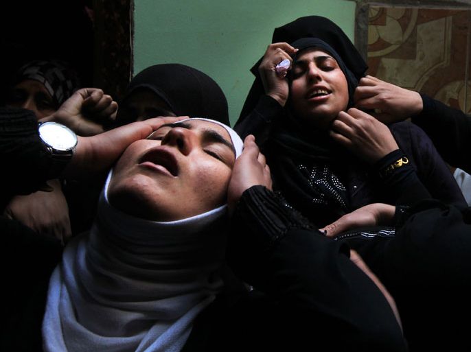 TOPSHOTS - Palestinian relatives of Islamic Jihad militant Mohammed Daher, who was killed the night before along with another comrade in an Israeli air strike, mourn during his funeral in Gaza City on March 13, 2012. Israel and militants in Gaza agreed to cease hostilities on March 13 after Egypt brokered a "mutual truce" following four days of bloodletting which left 25 Gazans dead. AFP PHOTO/ MAHMUD HAMS