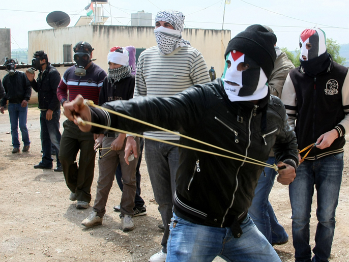 فلسطنيون بنابلس يرتدون أقنعة ضد قنابل الغاز التي أطلقتها القوات الإسرائيلية (الفرنسية)