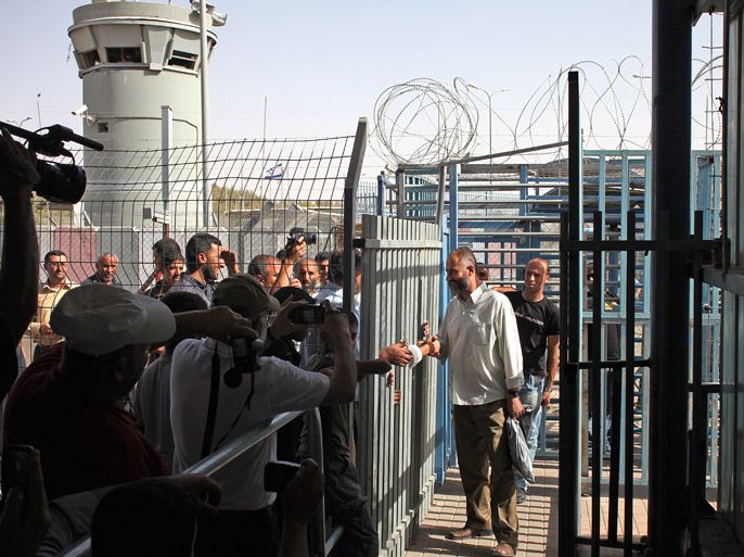 epa02786987 Palestinian activist Naif al-Rajoub (C), one of several Hamas MPs arrested by Israel after Gaza militants captured an Israeli soldier in a deadly cross border raid in June 2006, passes through the iron gate of the Israeli Mitar checkpoint, south of Hebron, in the occupied West Bank
