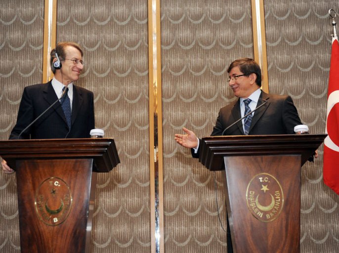 Italian Foreign Minister Giulio Terzi (L) gives a press conference with his Turkish counterpart Ahmet Davutoglu during the Economics and Politics across Europe and the Mediterranean meeting in Istanbul on March 3, 2012. AFP PHOTO/BULENT KILIC