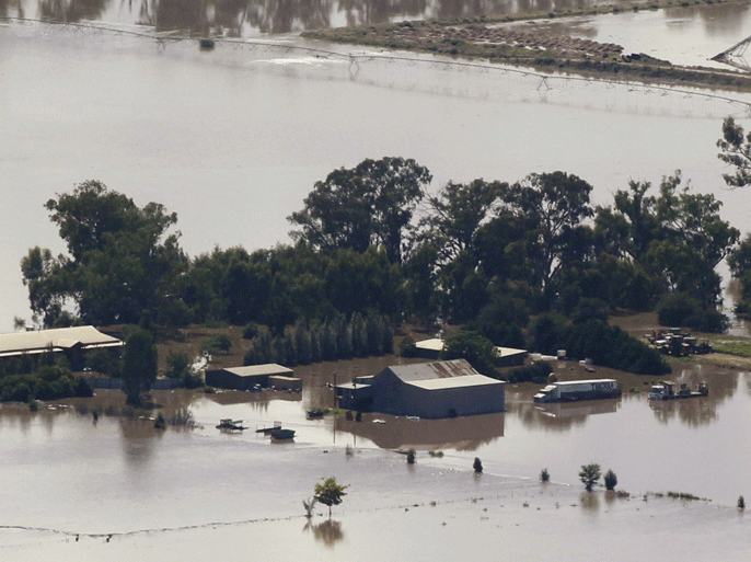 Parts of North Wagga neighbourhood are seen partially submerged in flood waters in Wagga Wagga March 6, 2012. More than 9,000 people have been forced to evacuate as the Australian Bureau of Meteorology predicted major flooding in the Wagga Wagga region as the Murrumbidgee River is set to peak by midday on March 6. REUTERS/Daniel Munoz (AUSTRALIA - Tags: DISASTER ENVIRONMENT)