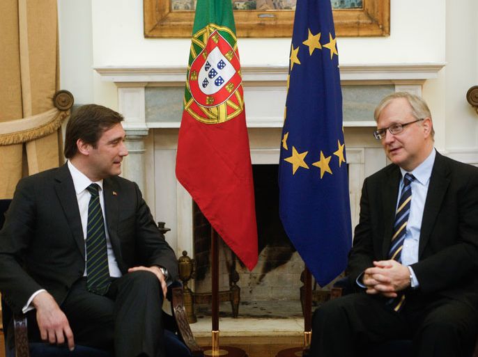 Portuguese Prime Minister Pedro Passos Coelho (L) speaks with European Commissioner for Economic and Financial Affairs Olli Rehn (R) during a meeting held at S. Bento Palace, in Lisbon, on March 14, 2012. AFP PHOTO/ PATRICIA DE MELO MOREIRA