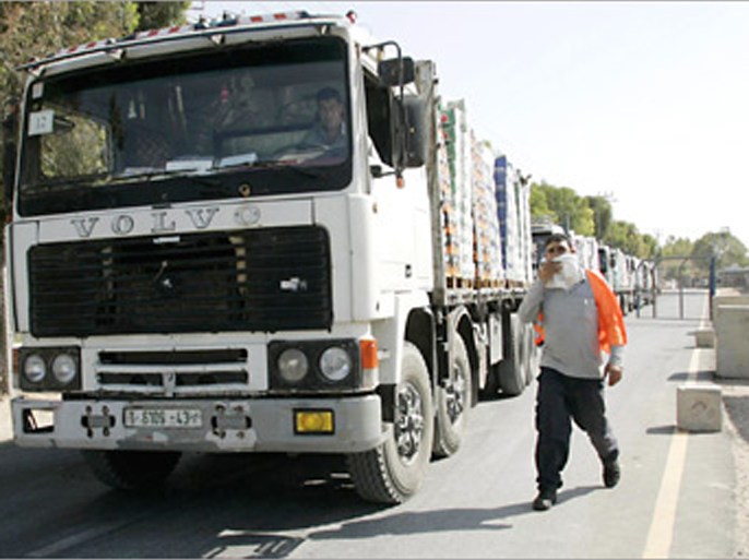 REUTERS/ Trucks loaded with fruits and vegetables arrive in the southern Gaza Strip after passing through the Israeli-controlled Kerem Shalom border crossing June 13, 2010.