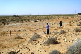 لمقبرة بن جواد قبل فتحها،والتعليق على الصورة المختارة كالتالي: مقبرة بن جواد تحتوي 157 جثة لشهداء في الثورة الليبية ( الجزيرة نت).