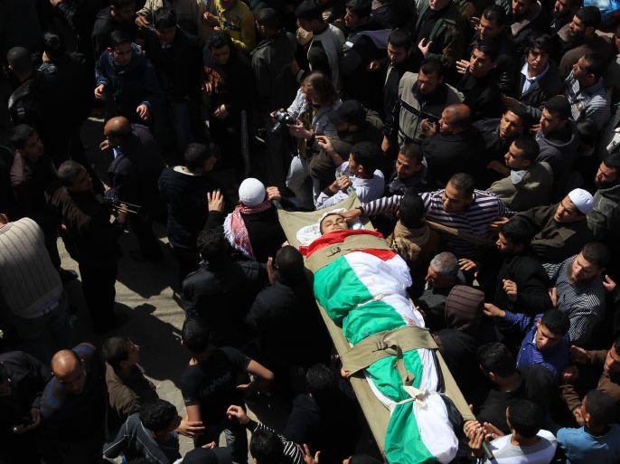 Palestinian mourners carry the body of an Islamic Jihad militant, who was killed in Israeli air strikes, during a mass funeral in Al-Omari mosque in Gaza City on March 10, 2012. Israeli air strikes on Gaza killed 14 Palestinians, including a militant group chief, medics said on March 10, in the deadliest 24 hours in the border area in more than three years. AFP PHOTO/MAHMUD HAMS