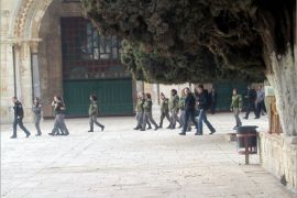 قيام العشرات من المستوطنين وجنود الاحتلال باقتحام باحات المسجد الأقصى، اليوم - مصدر الصور هو: مؤسسة الأقصى للوقف والتراث