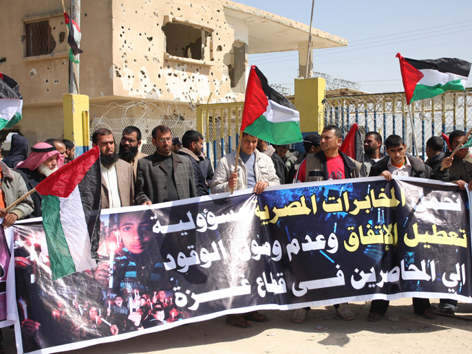 ‪المتظاهرون حملوا المخابرات المصرية مسؤولية تعطيل اتفاقات تزويد غزة بالوقود‬ (الجزيرة)