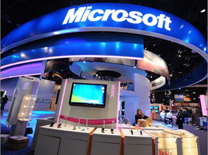 (FILES)Workers set up products at the Microsoft display at the annual Consumer Electronics Show in Las Vegas, Nevada in this January 7, 2009 file photo. A US court of appeals upheld a 290-million-dollar verdict against Microsoft on December 22, 2009 in a patent dispute with a Canadian company. The US Court of Appeals for the Federal Circuit also upheld an injunction that would ban the US software giant from selling certain versions of its popular Word word processing program that include the patented technology. AFP PHOTO / ROBYN BECK