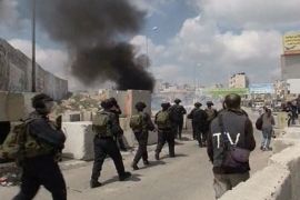 مواجهات بين شبان فلسطينيين وقوات الاحتلال الاسرائيلي قرب حاجز قلنديا شمال القدس المحتلة