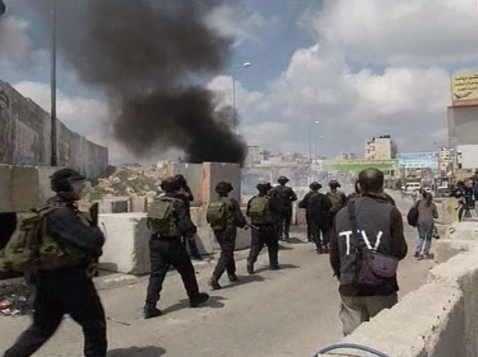 مواجهات بين شبان فلسطينيين وقوات الاحتلال الاسرائيلي قرب حاجز قلنديا شمال القدس المحتلة