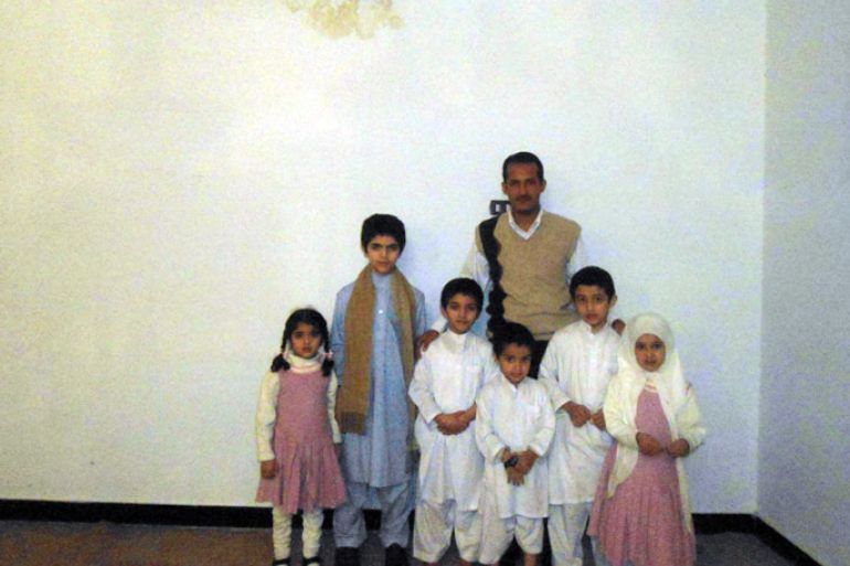 زكريا السادة مع أبناء وأحفاد أسامة بن لادن في باكستان