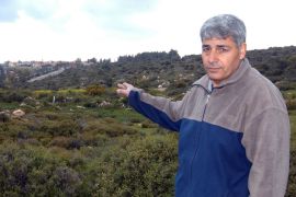 المواطن محمد عيد يقف في ارضه التي تصادرها مستوطنات الاحتلال وأكد أنه لن يترك أرضه- الجزيرة نت
