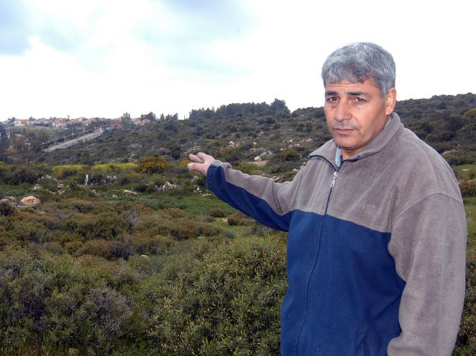 المواطن محمد عيد يقف في ارضه التي تصادرها مستوطنات الاحتلال وأكد أنه لن يترك أرضه- الجزيرة نت