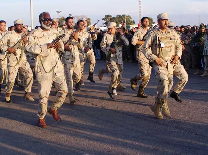 من عرض عسكري في بنغازي خلال الفترة السابقة،والتعليق كالتالي: ضعف الجيش الليبي وراء غياب الدولة الجديدة ( الجزيرة نت- أرشيف).