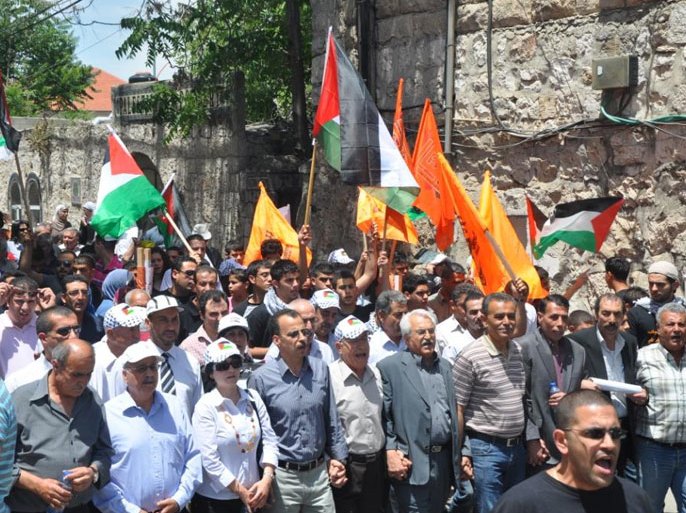 جانب من المشاركين في مسيرة نظمها التجمع الوطني بالذكرى الـ62 للنكبة والتي طافت شوارع القدس