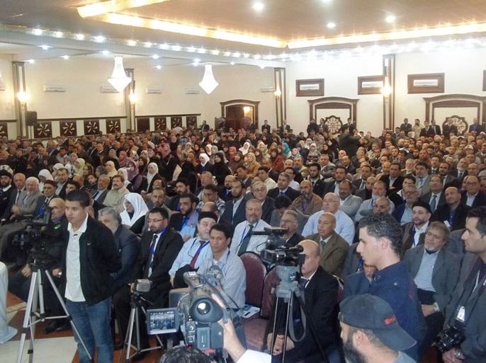 من مؤتمر الإخوان المسلمين في بنغازي مؤخرا،والتعليق كالتالي: الأحزاب الإسلامية لم تقدم برامج حتى الآن إلى الشعب الليبي ( الجزيرة نت- أرشيف).