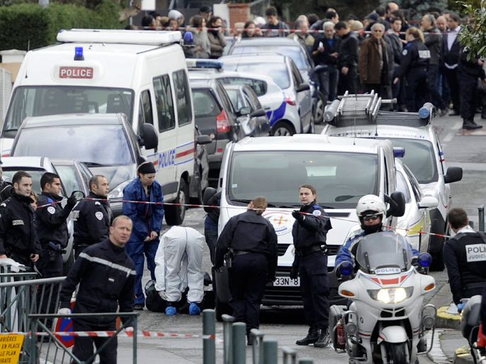 epa03151613 Forensic and Police officers are seen at work in front of the Ozar Hatorah jewish school in Toulouse, France, 19 March 2012, where a man opened fire and killed a 30-years old teacher and three children aged 6, 3 and 10. Two others were wounded.