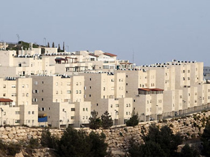 The east Jerusalem Jewish settlement of Pisgat Zeev (L) and the the Palestinian Shufat refugee camp mosque are seen on October 16, 2010. Israel has unveiled plans for more than 230 new homes for Jewish settlers in Arab east Jerusalem, reports said on October 15, in a move likely to complicate US attempts to revive the peace process. AFP