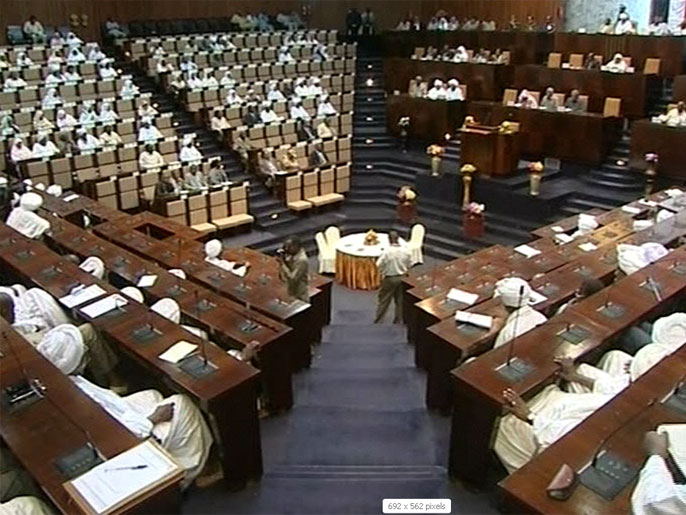 ‪البرلمان السوداني دعا إلى التعبئة العامة والاستعداد للحرب‬ (الجزيرة)