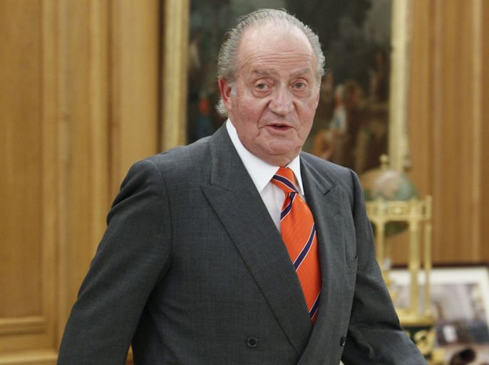 epa03182337 (FILE) A file picture dated 07 February 2012 shows Spanish King Juan Carlos I prior to an audience with the delegates of the Spanish companies that are to build the High Speed Train in Saudi Arabia, at the Palacio de la Zarzuela, Madrid, Spain. According to reports on 14 April 2012