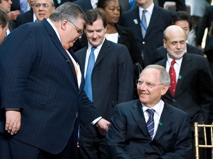 epa03190171 Mexico's Central Bank Governor Agustin Carstens (L) talks with German Finance Minister Wolfgang Schaeuble (R) prior to a G20 Finance Ministers and Central Bank Governors group photo opportunity during the 2012 Spring Meetings at the World Bank Headquarters in Washington, DC, USA, 20 April 2012. The 2012 IMF WB Spring Meetings run through Sunday 22 April 2012. EPA