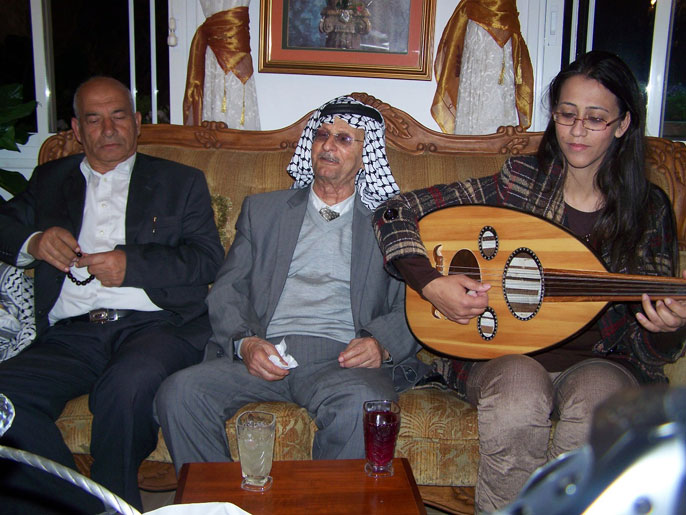 الفنانة سلام أبو آمنة أنشدت مع أبو عرب أغاني وطنية (الجزيرة نت)