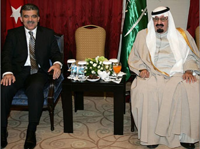 Saudi Arabia's King Abdullah (R) poses for the photographers with Turkey`s President Andullah Gul during their meeting at the Presidential Palace in Ankara, 10 November 2007. King Abdullah's visit also comes a few days before Israeli and Palestinian Presidents Shimon Peres and Mahmud Abbas arrive in the Turkish capital. AFP