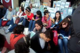 تظاهرة تونس تقرأ بشارع الحبيب بورقيبة