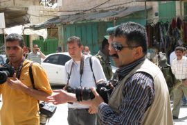 صحفيون فلسطينيون خلال عملهم في مدينة الخليل