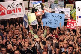 epa02985321 Thousands of Israelis attend a demonstration against rising housing prices and social inequalities in Tel Aviv, Israel, 29 October 2011. EPA/ABIR SULTAN