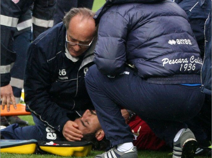 Medics treat Livorno midfielder Piermario Morosini (on ground) after he suffered a suspected heart-attack during a second league match against Pescara on April 14, 2012 in Pescara. The 31-year-old player has died after he collapsed suddenly on the pitch during the game. AFP PHOTO / Luciano Pieranunzi