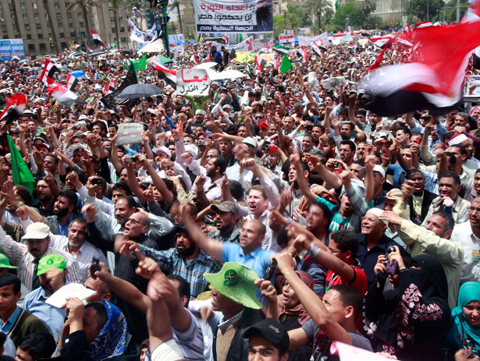 المتظاهرون طالبوا بمحاكمة سليمان بتهمة قتل متظاهري الثورة (رويترز)