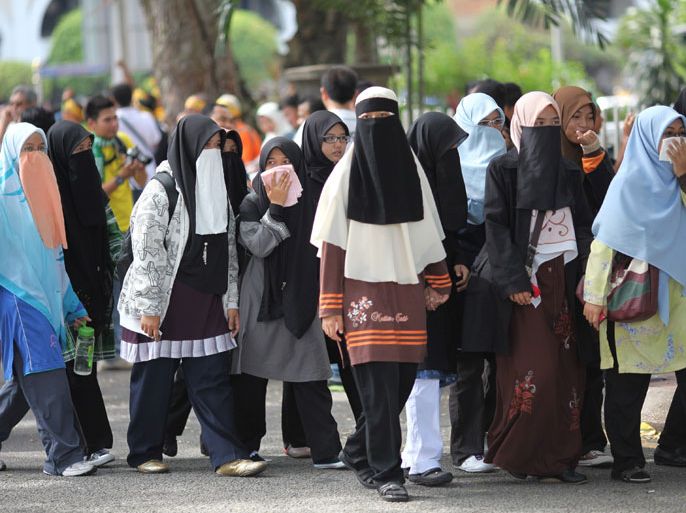 Protestors gather outside the National Mosque prior to a mass rally organized by Bersih 3.0 calling for electoral reform in Kuala Lumpur on April 28, 2012