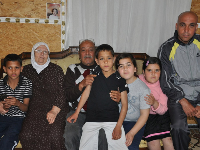 ليلى جبارين مع أحد أولادها (يمين) وبعض أحفادها (الجزيرة نت)