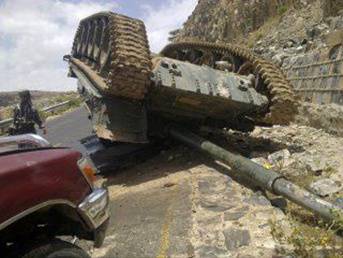 ‪دبابة للجيش اليمني تم إعطابها خلال المواجهات الأخيرة مع القاعدة في لودر‬ (الجزيرة نت)