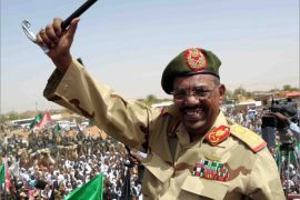 Sudanese President Omar al-Bashir waves to the crowd during his visit to the Northern Kordofan town of El-Obeid to address a rally of freshly-trained paramilitary troops on April 19, 2012. Bashir vowed on April 19, to teach "a lesson by force" to the South Sudanese government over its seizure of the north's main Heglig oil field. AFP PHOTO / EBRAHIM HAMID