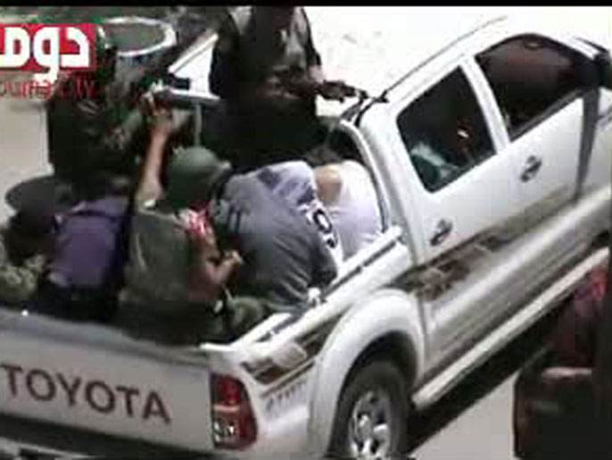 قوات للنظام تعتقل مواطنين في دومابريف دمشق (الفرنسية-أرشيف)