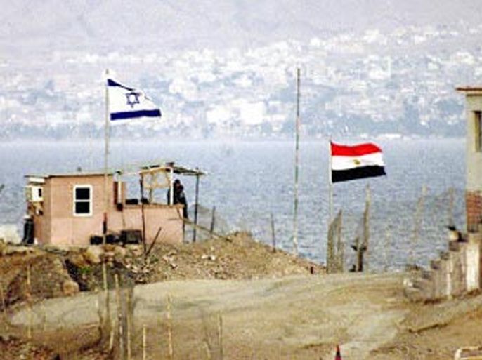 israeli (l) and egyptian flags fly (رويترز)