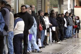 epa03021848 A large queue of people wait at an Unemployment Office in Madrid, Spain, 02 December 2011. New data has been published 02 December revealing that unemployment was four per cent higher in November rising figures up to 4,420,462 people. EPA/JUANJO MARTIN