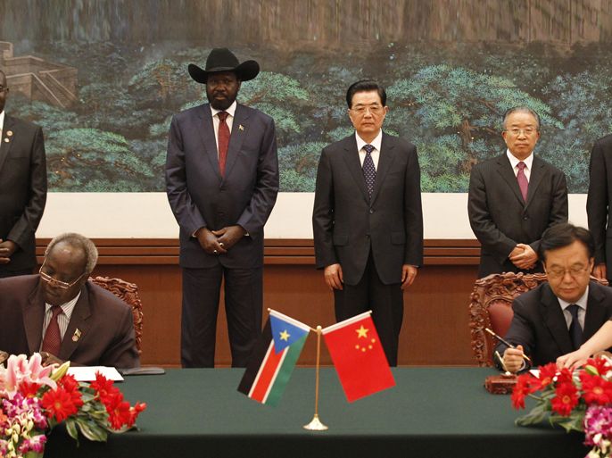 Chinese President Hu Jintao (C-R) and South Sudan President Salva Kiir (C-R) attend a signing ceremony at the Great Hall of the People in Beijing on April 24, 2012. South Sudan's leader kicked off a visit to Beijing on April 24 with the hosts keen to defuse a raging dispute between the fledgling nation and neighbouring Sudan that threatens Chinese oil supplies. AFP