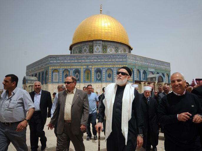 Egyptian Grand Mufti Sheikh Azzam al-Khatib said Ali Gomaa (C), walks out of Jerusalem's Dome of the Rock mosque during his visit to the Al-Aqsa mosques compound, Islam's third holiest site, on April 18, 2012. The Gomaa also visited the Church of the Holy Sepulchre and the Greek Orthodox patriarchate. AFP PHOTO/STR ==ISRAEL OUT==