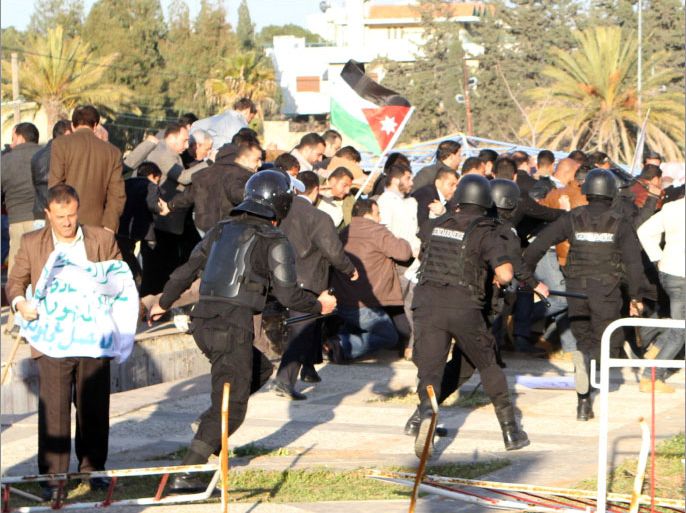 قوات الدرك تهاجم الاعتصام امام رئاسة الحكومة اليوم.